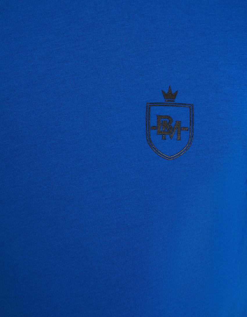 Camiseta de manga curta com modelagem justa e detalhe listrado.