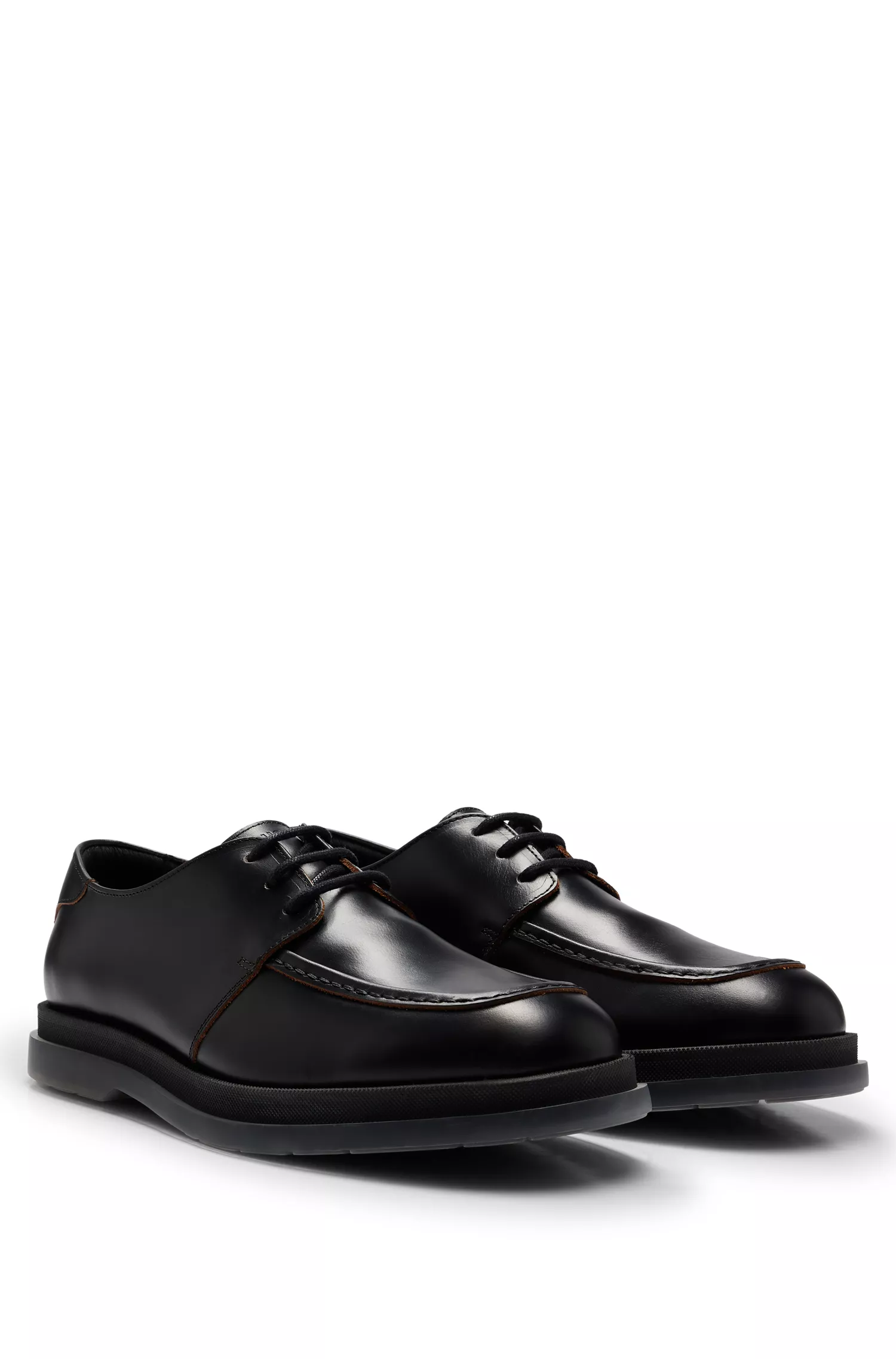 Sapatos Derby HUGO em couro vermelho com sola de borracha translúcida.