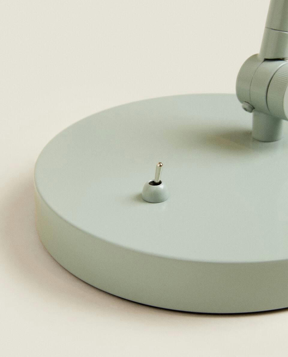LUMINÁRIA DE MESA LAQUEADA COM BRAÇO ARTICULADO