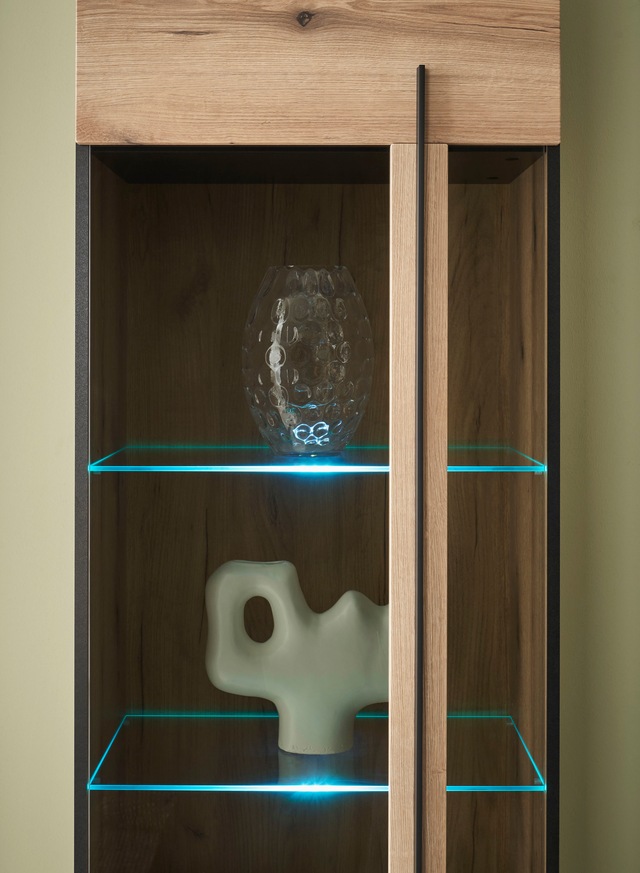 INOSIGN Vitrine »Cantara, Vitrinenschrank in Eiche Evoke oder weiss, Standvitrine« schwarzer Stangengriff, ausreichend Stauraum, vielseitig einsetzbar
