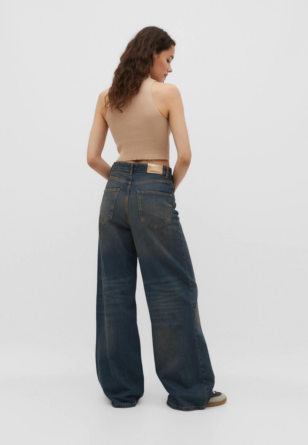 calça jeans de perna larga e modelagem solta