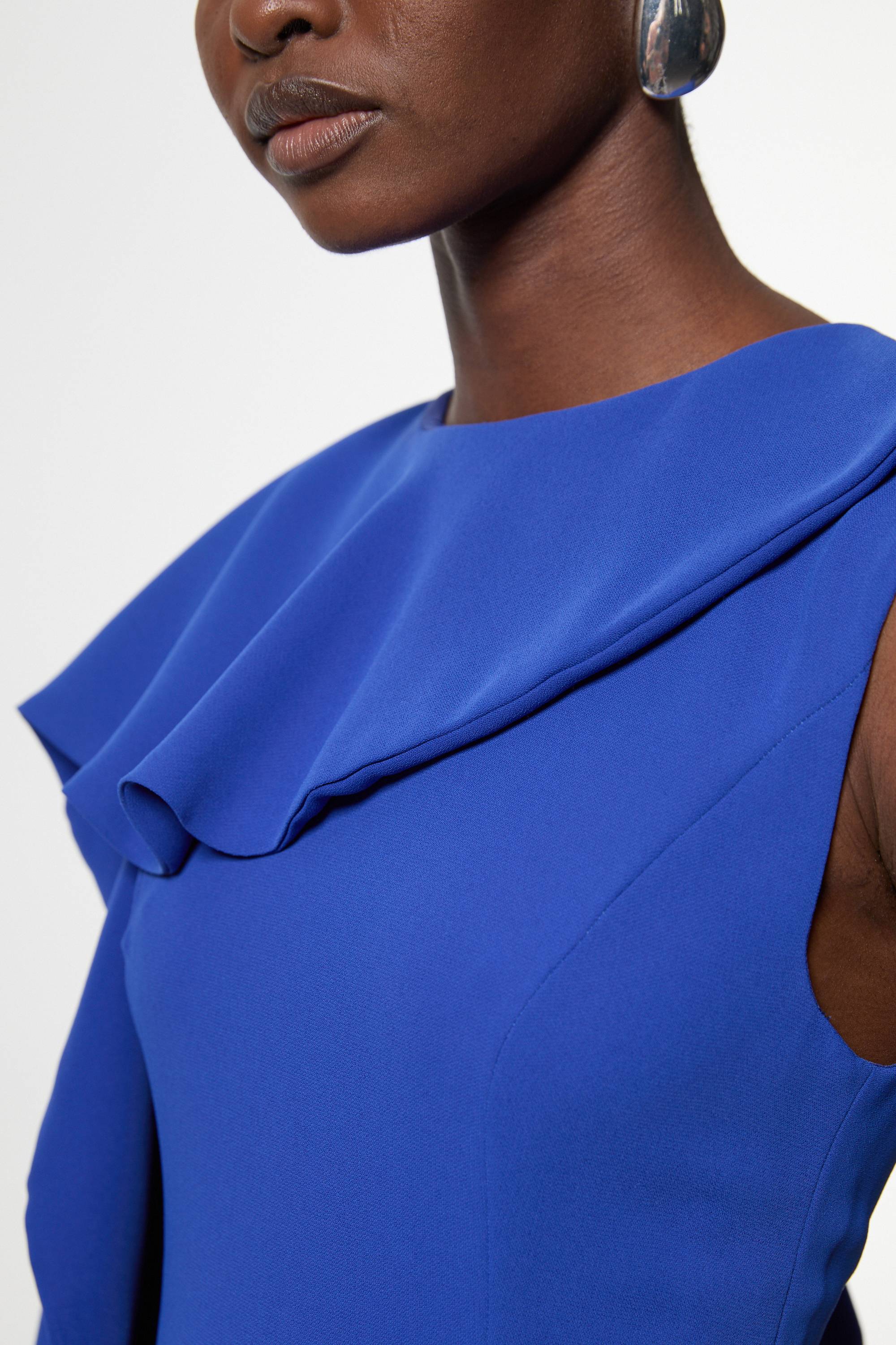 KarenMillen Robe maxi à jupe pleine, à la coupe douce en blocs de couleurs avec un détail cape