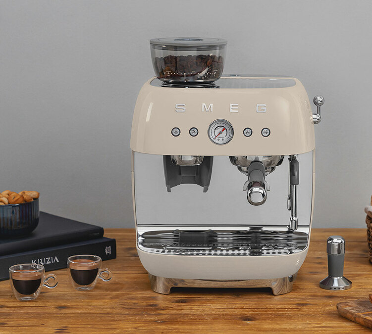 Machine expresso SMEG EGF03CREU Crème Années 50 avec moulin intégré
