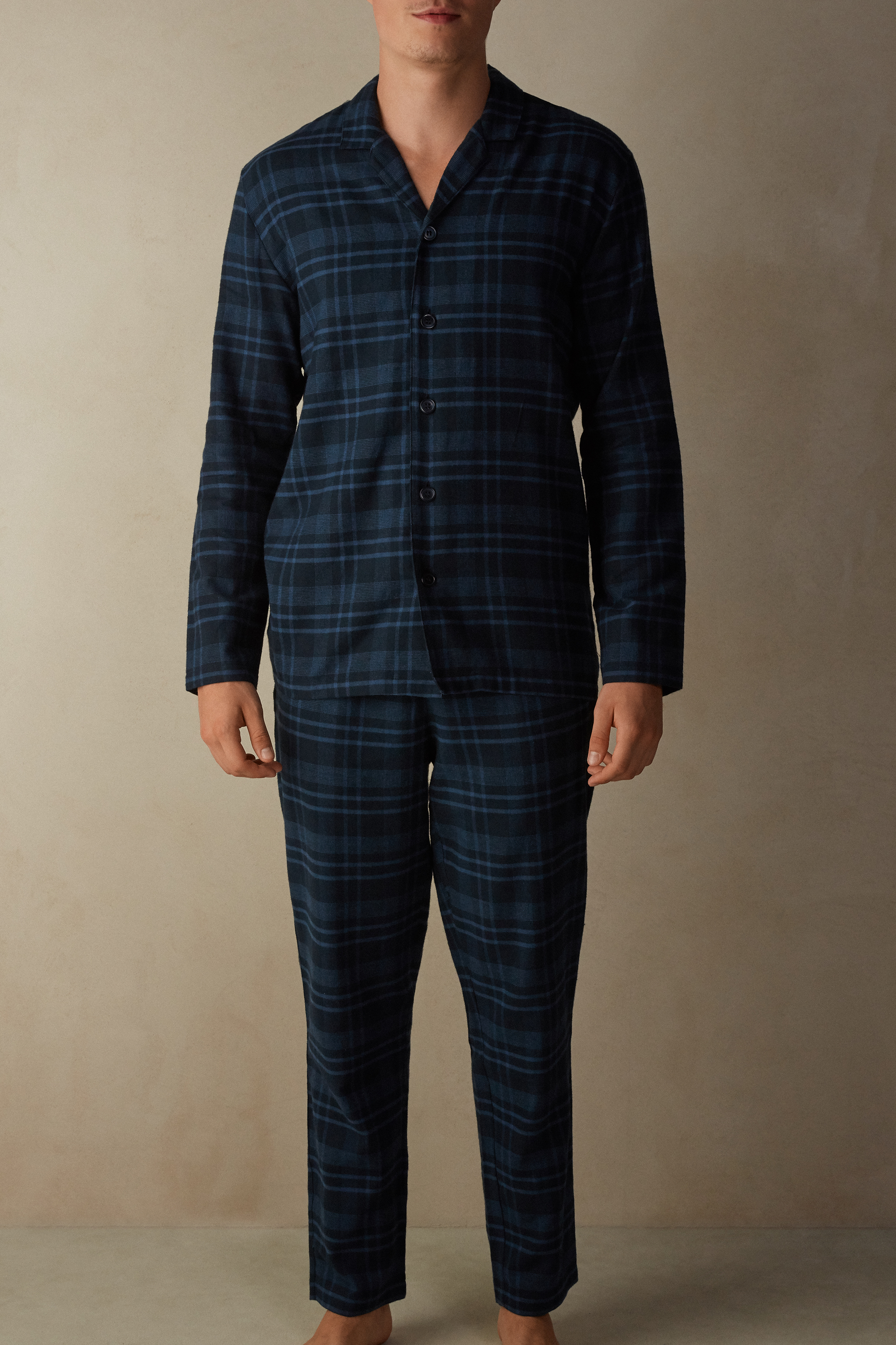 Pijama comprido em tecido escovado com estampa xadrez azul.