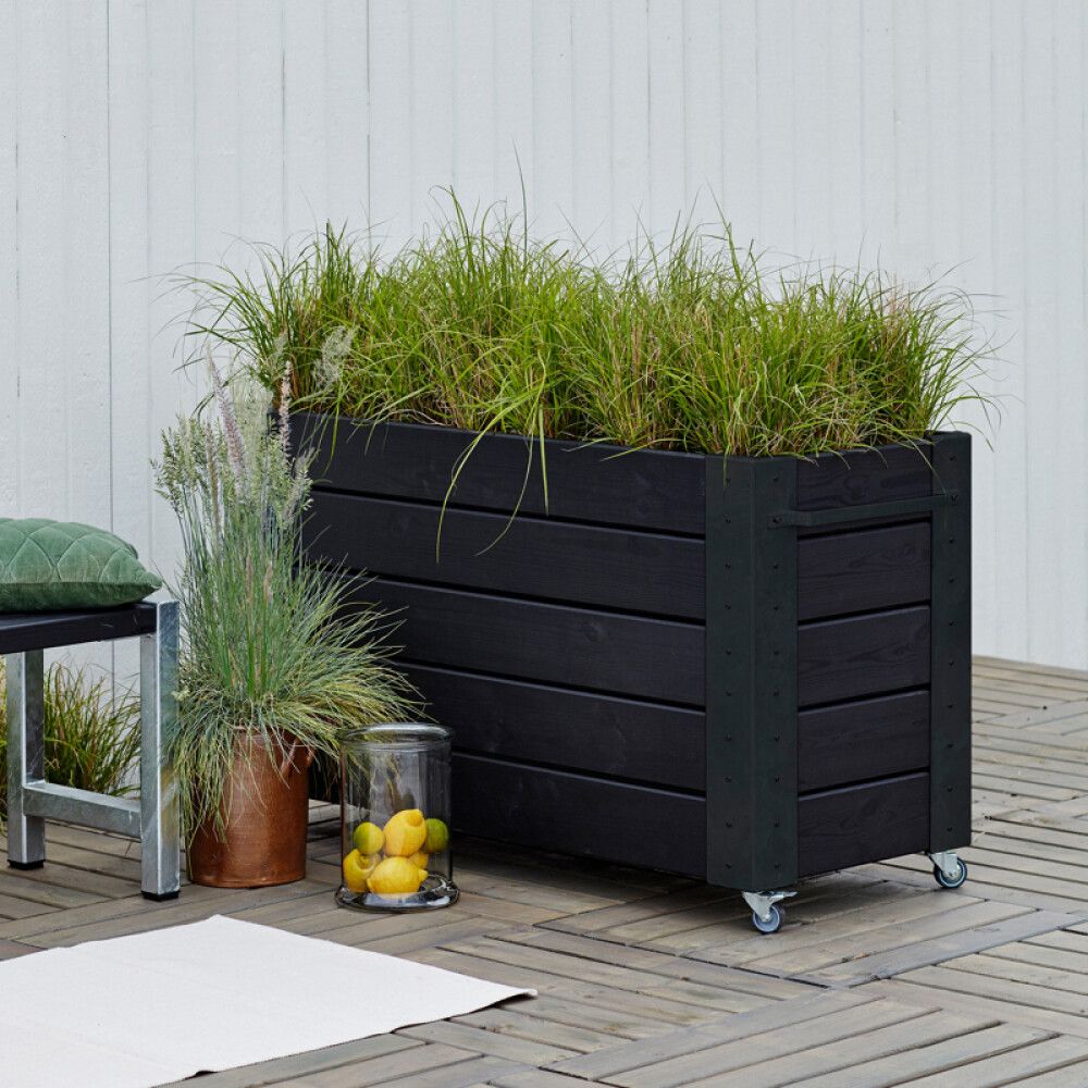 BLOMSTERKASSE PLUS CUBIC INKL HJUL 120X50X70CM SVART