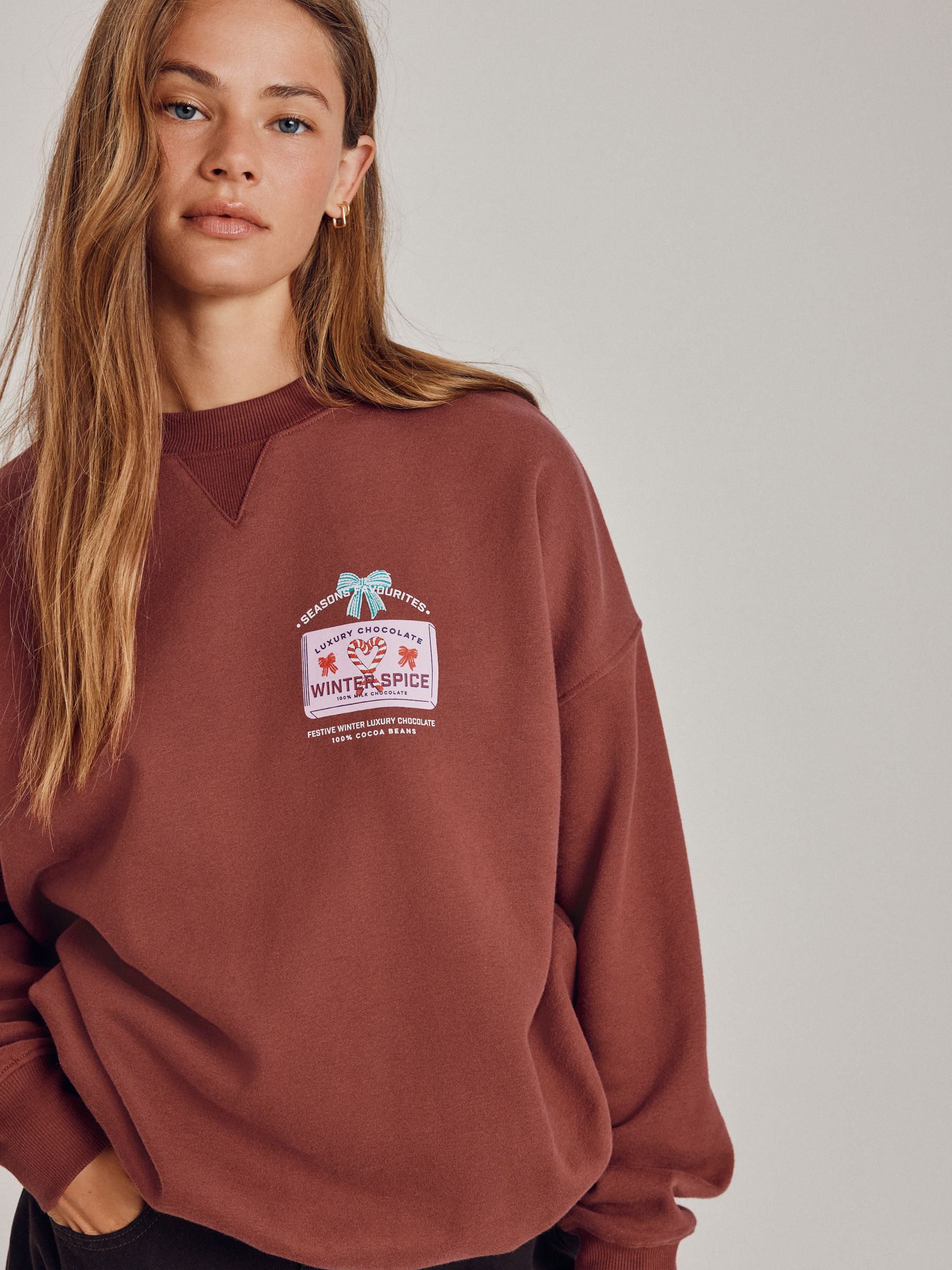 Chocoladebruin - Seizoenssweatshirt met ronde hals, lange mouwen en katoenrijke grafische Kerstmis