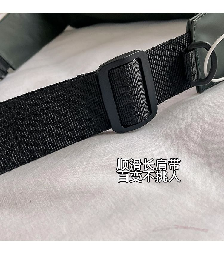 Hikuozy - Nylon crossbodytas met effen klep