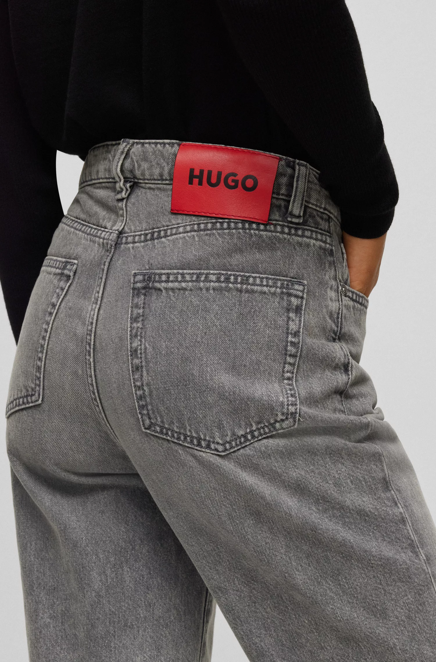 Calça jeans cropped vermelha HUGO de corte moderno em denim rígido cinza.
