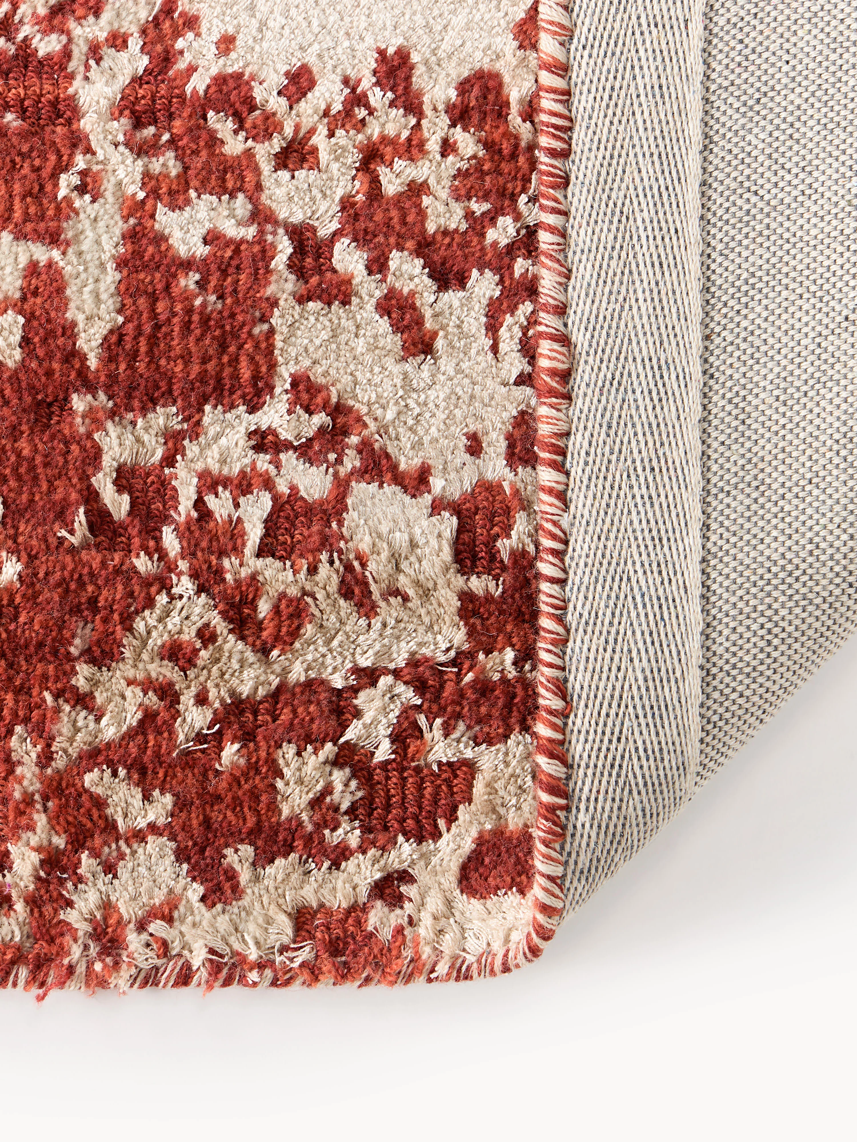 Handgeweven wollen vloerkleed Cynthia met abstract patroon