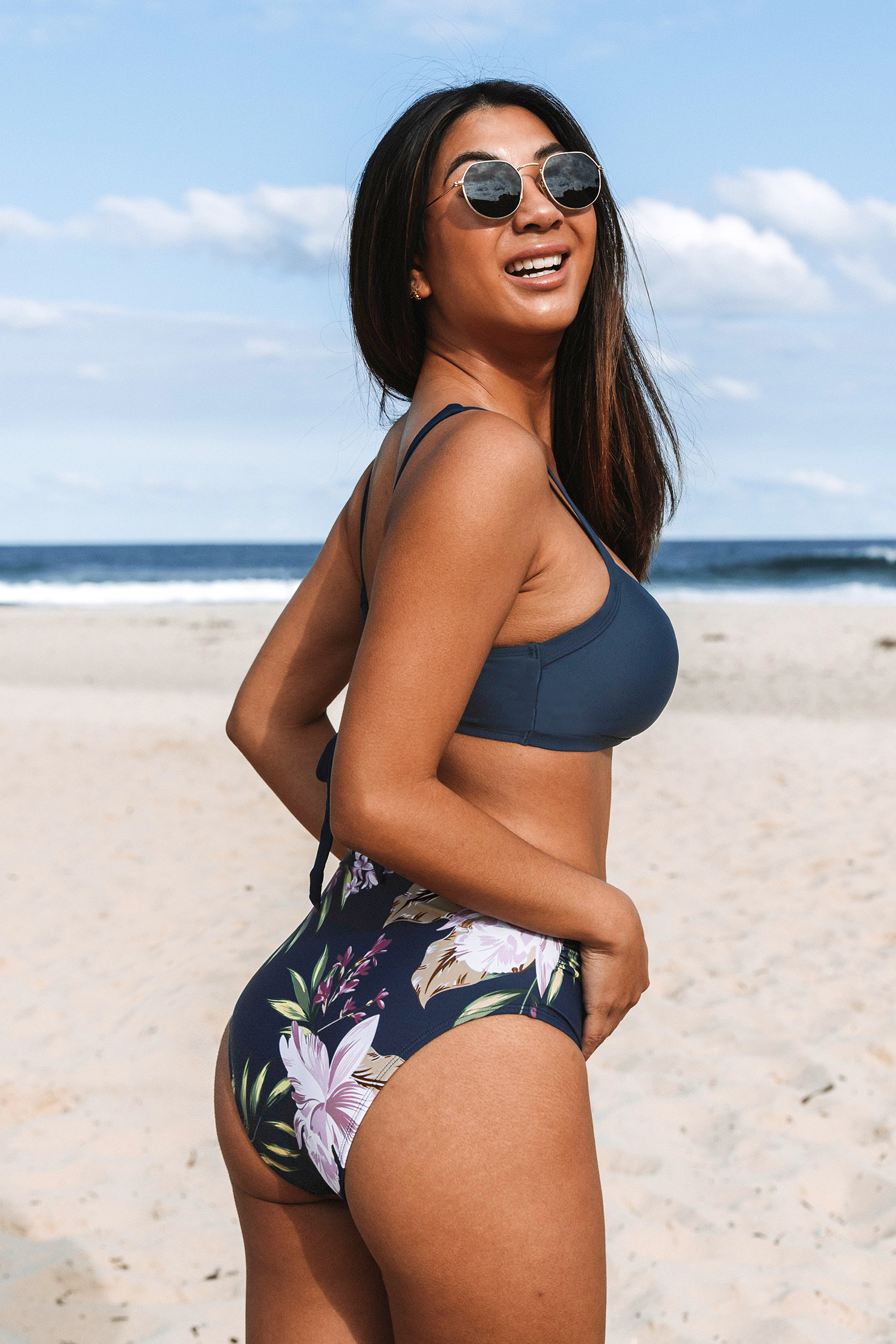 Bikini à col en V découpé et bas fleuri taille haute