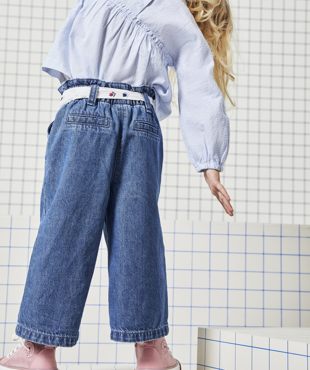 JEAN LARGE BÉBÉ FILLE EN DENIM LOW IMPACT AVEC CEINTURE FLEURIE