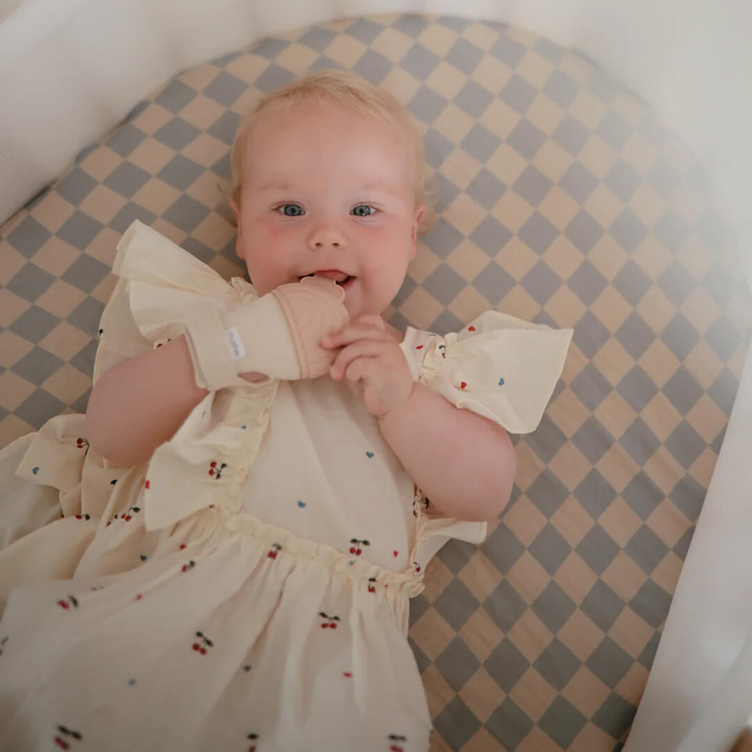 Mushie bijthandschoen blush