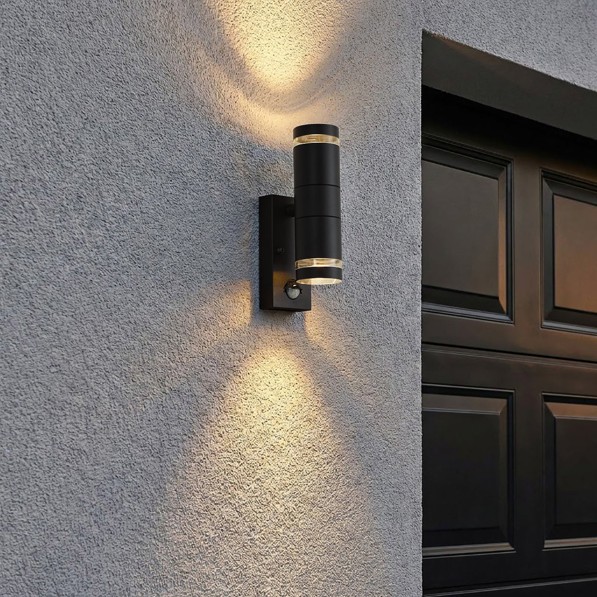 QAZQA Moderne buiten wandlamp zwart 2-lichts IP44 met bewegingssensor