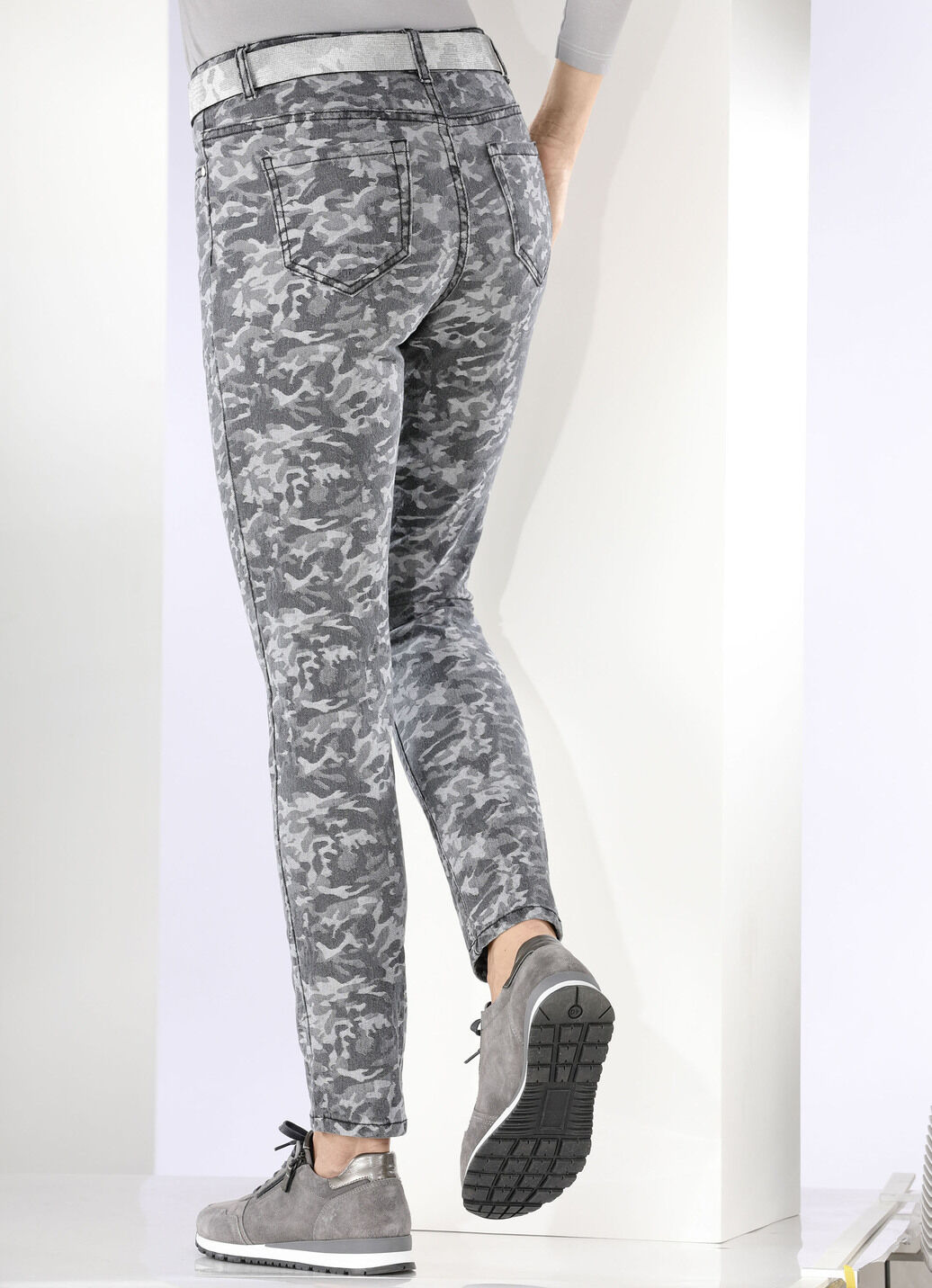 Jeans mit Camouflage-Dessinierung