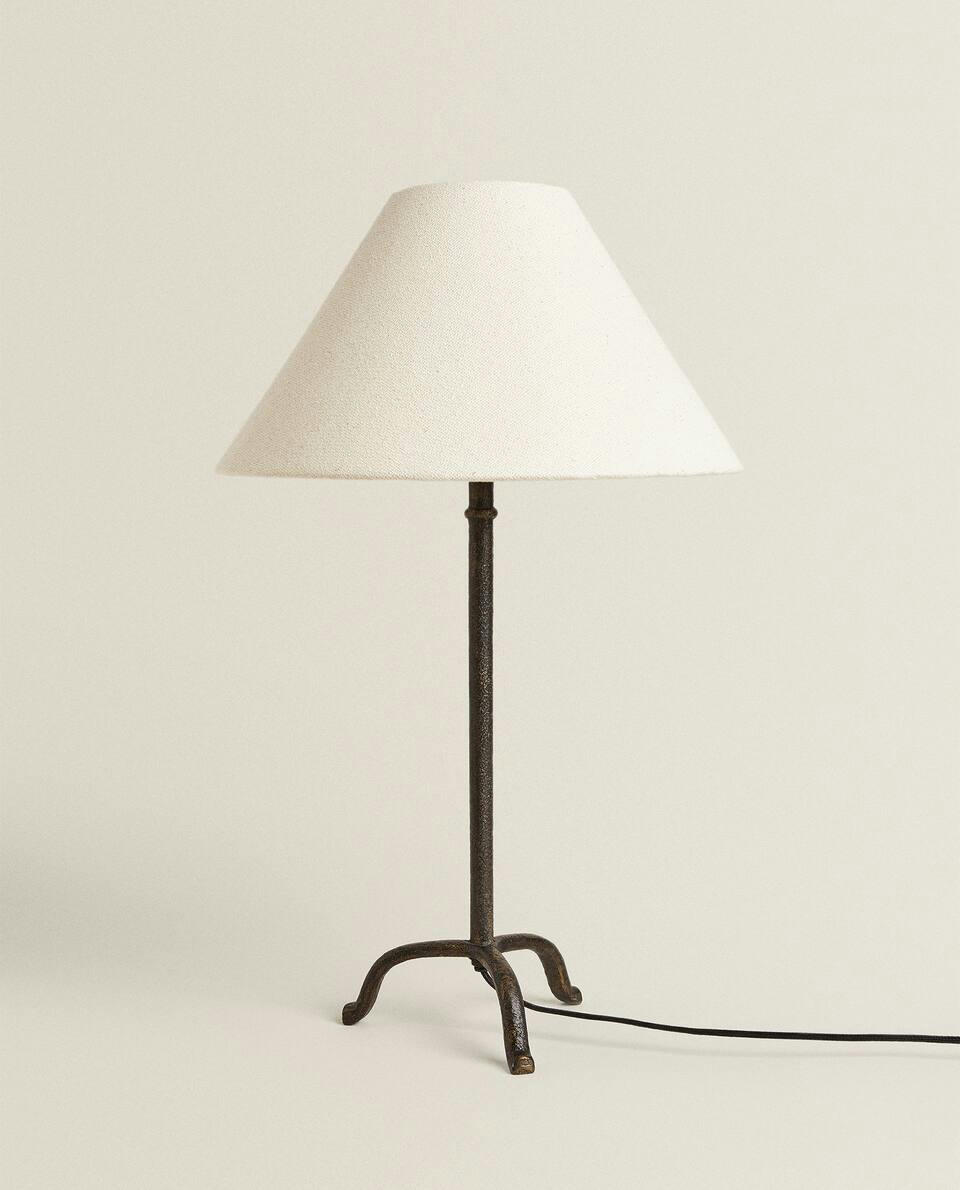 LUMINÁRIA COM BASE DE TRIPÉ