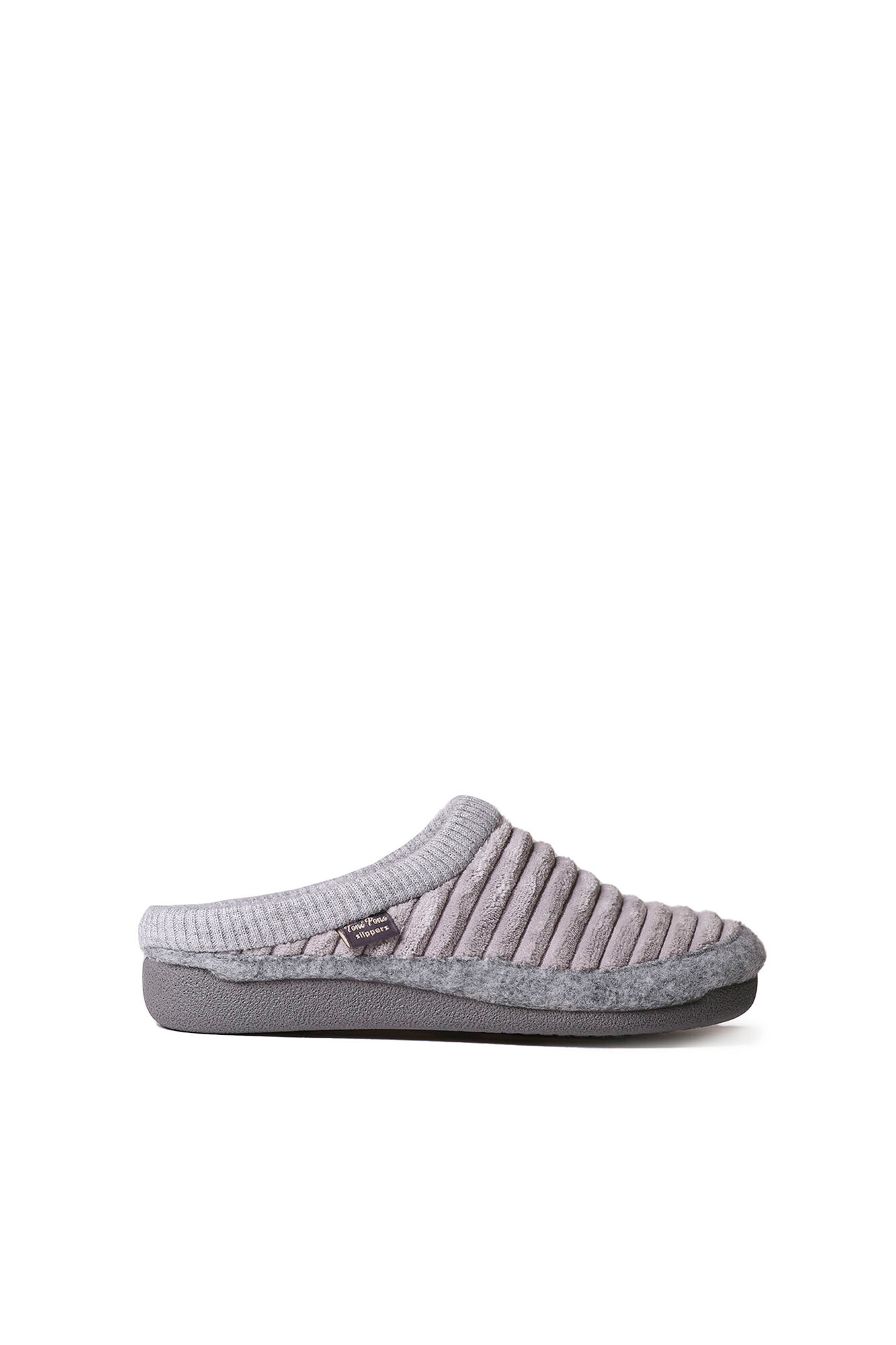Pantufa feminina em feltro e pele sintética na cor cinza.