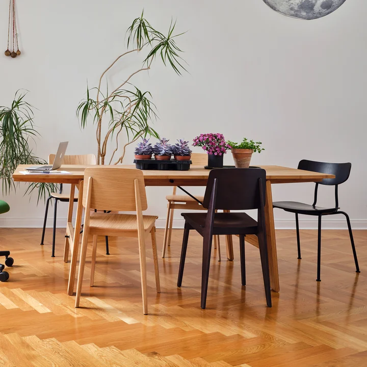 Vitra - Chaise Tout Bois, Eiche dunkel, Kunststoffgleiter