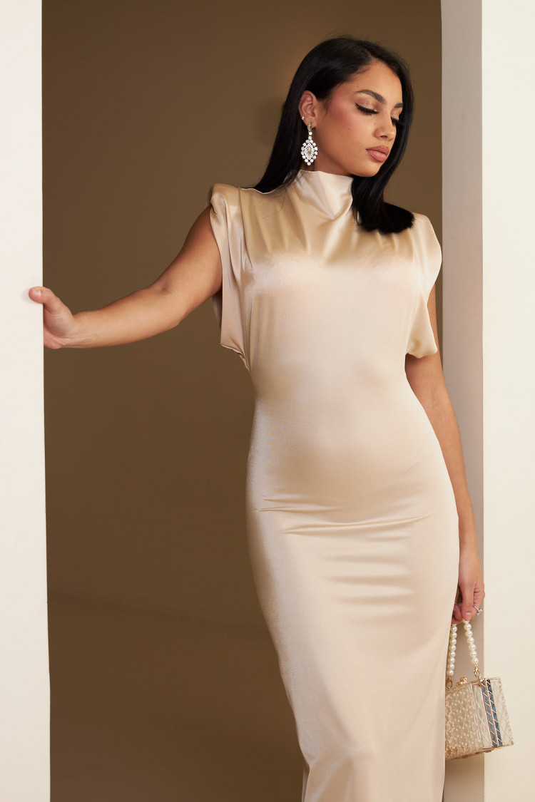 Robe beige satinée à épaulettes