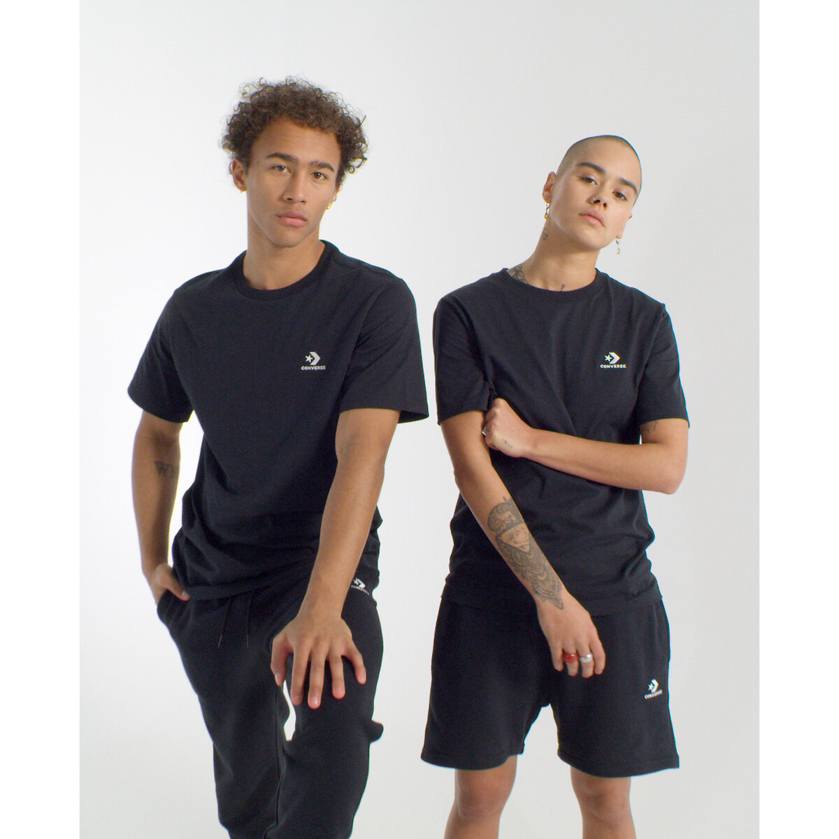 CONVERSE<br>Camiseta unissex, manga curta, com estampa de estrela e chevron