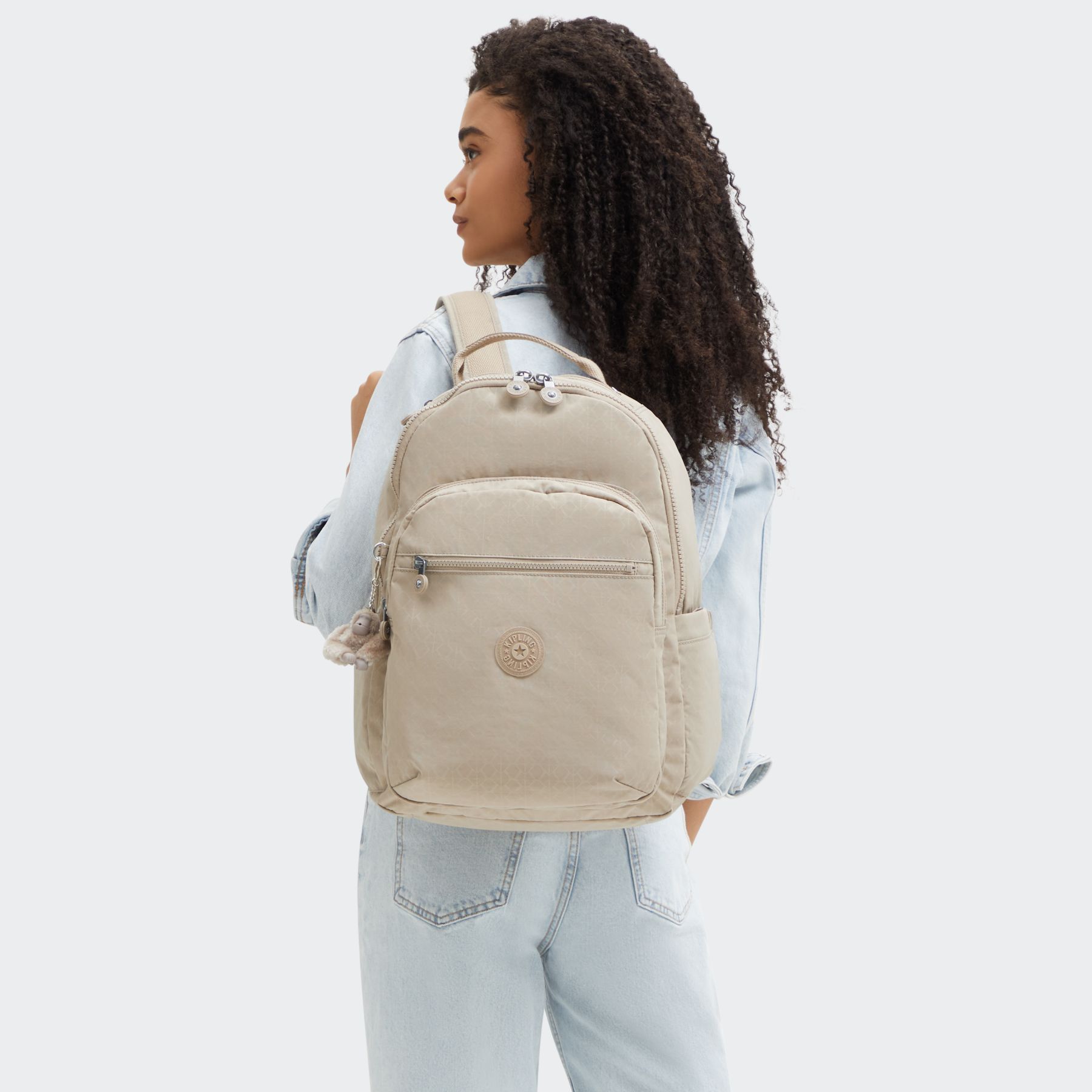SEOUL Grand Sac à Dos avec Compartiment pour Ordinateur - Signature Beige Embossed