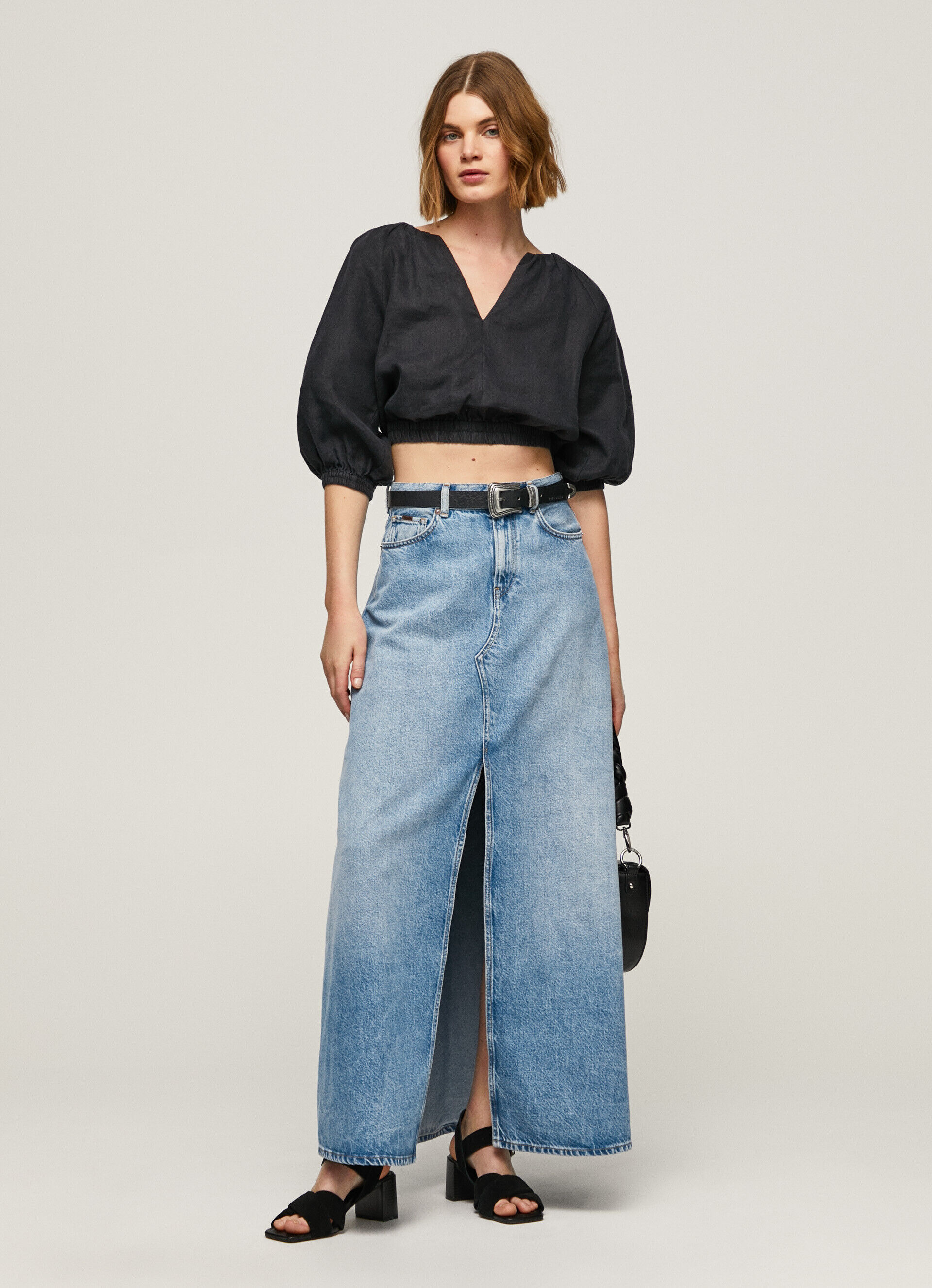 Blusa cropped com decote em V - preta