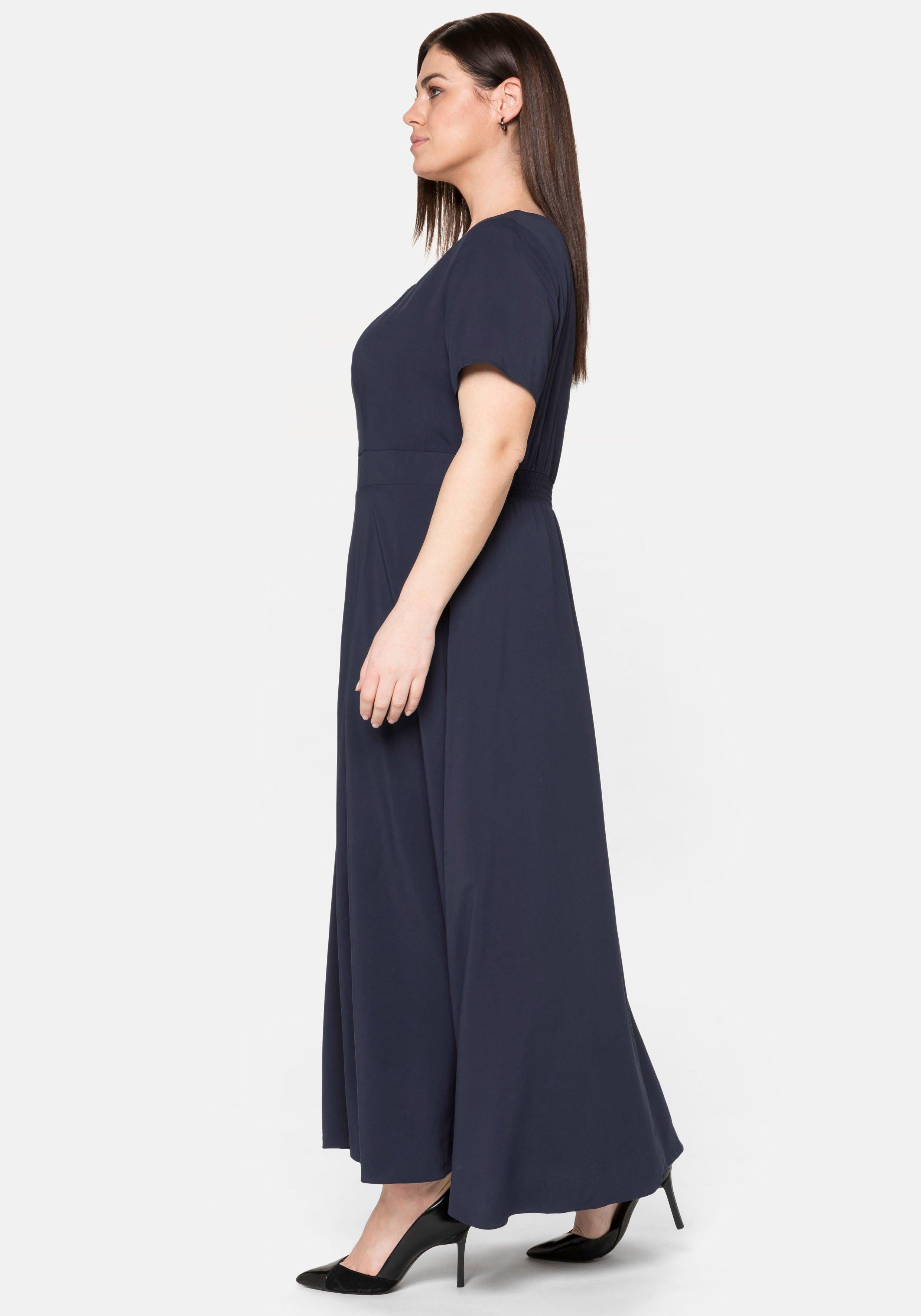 Abendkleid mit Schmucksteinen am Ausschnitt