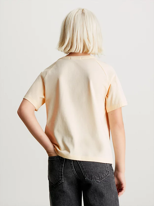 Camiseta com logo de corte quadrado