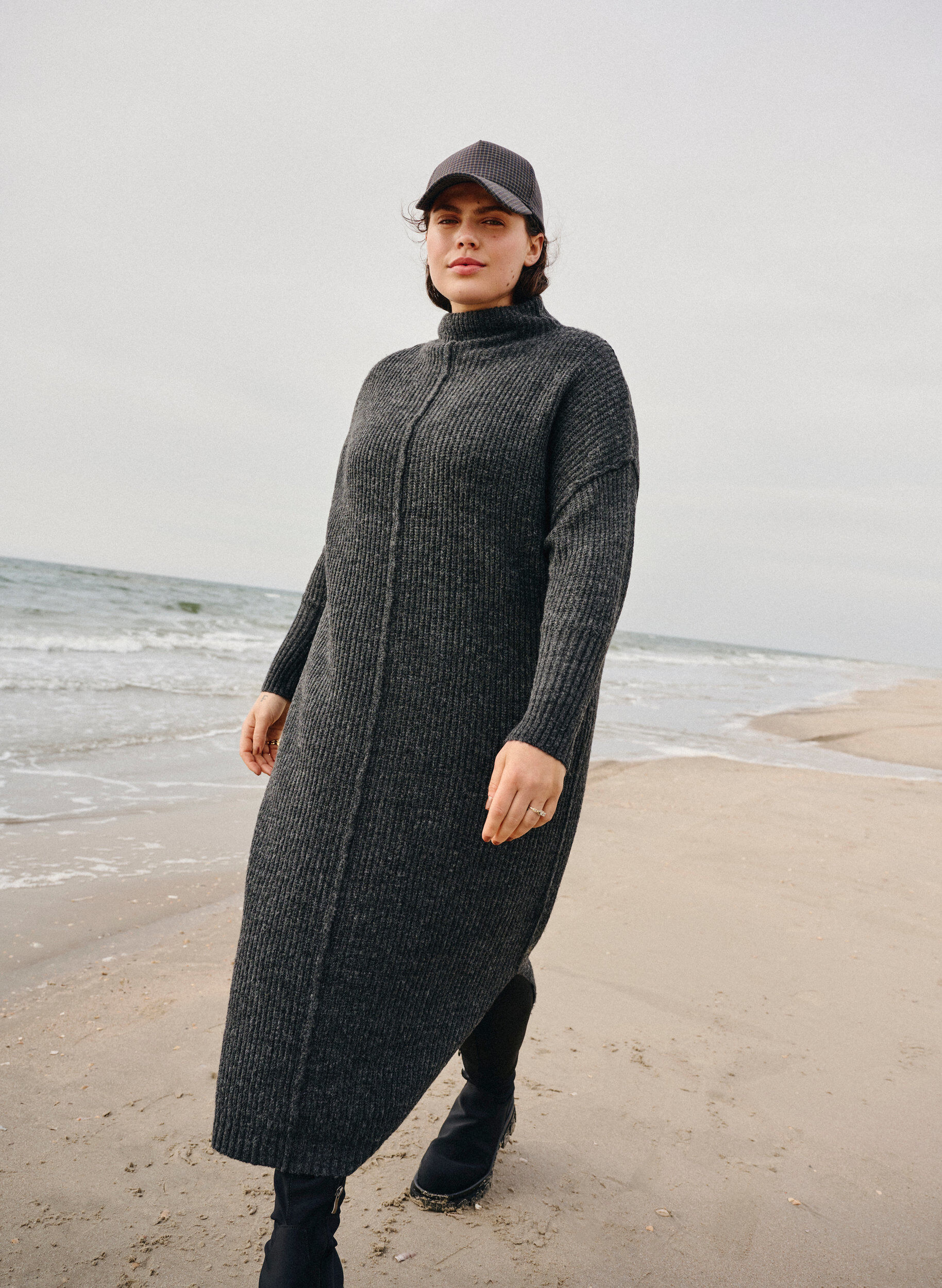 Lang oversize strikkjole med slids