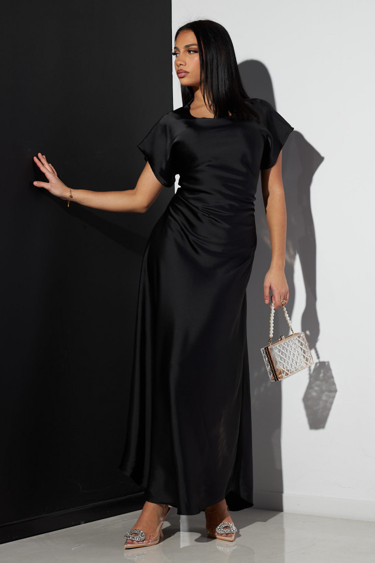Robe noire satinée manches courtes à noué au dos