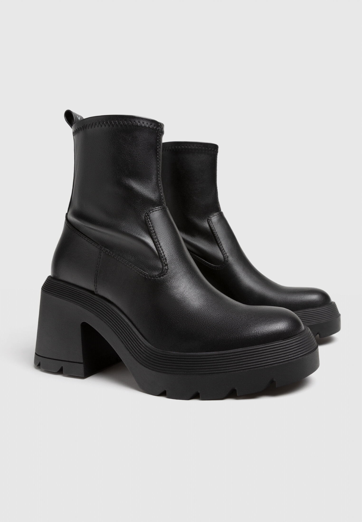 Botas de cano curto com plataforma e salto alto
