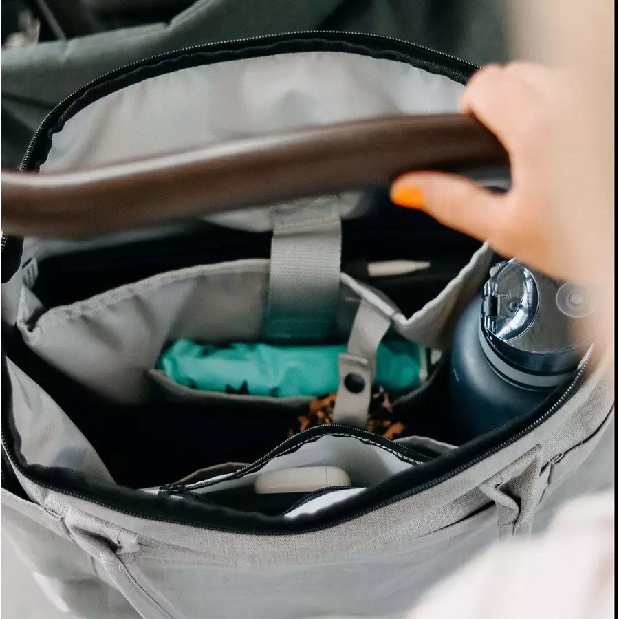 Anna und Oskar Faire Wickeltasche Greta aus recyceltem Material Hellgrau