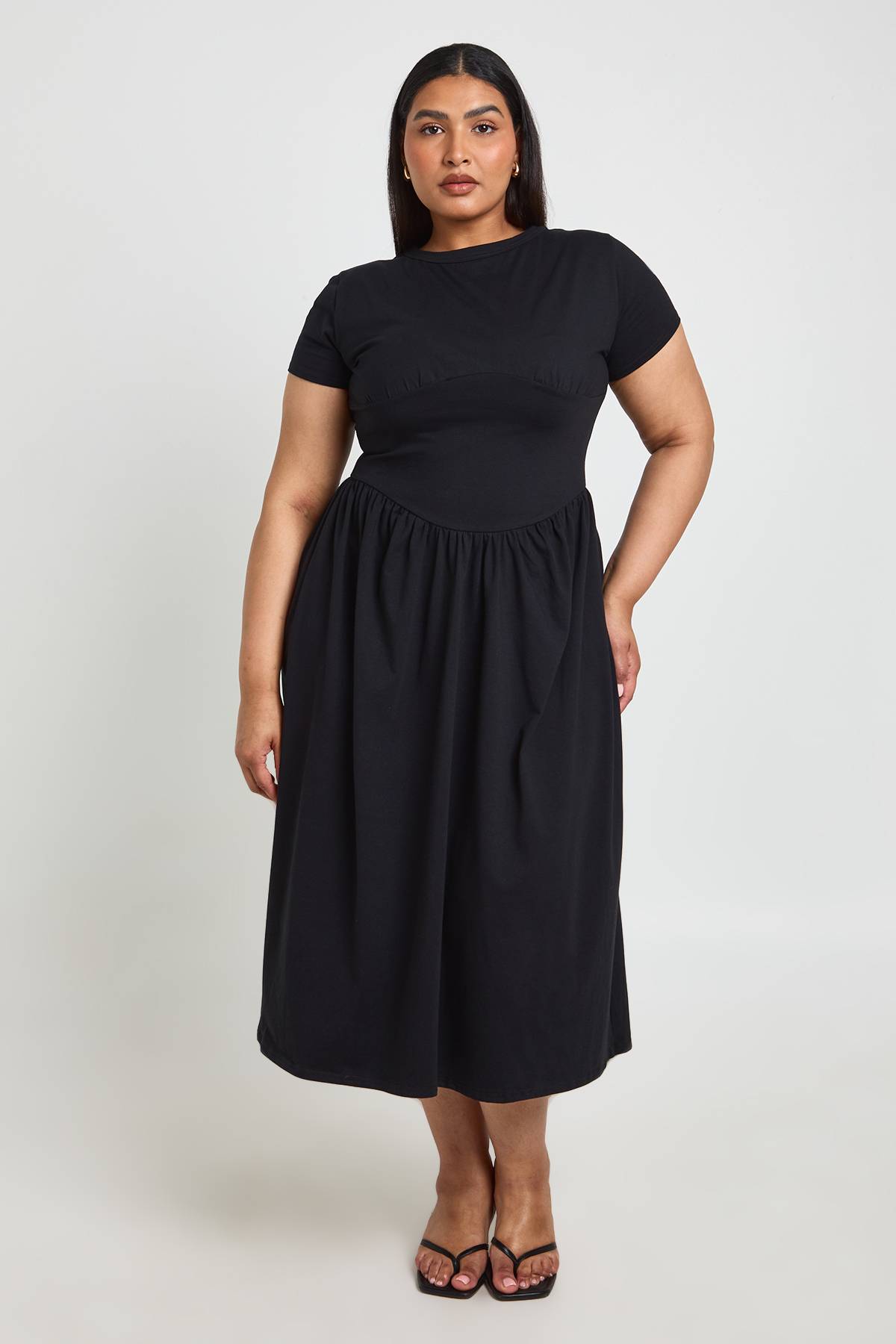 boohoo Robe Midi Grande Taille En Coton Avec Taille Froncée Et Manches Courtes