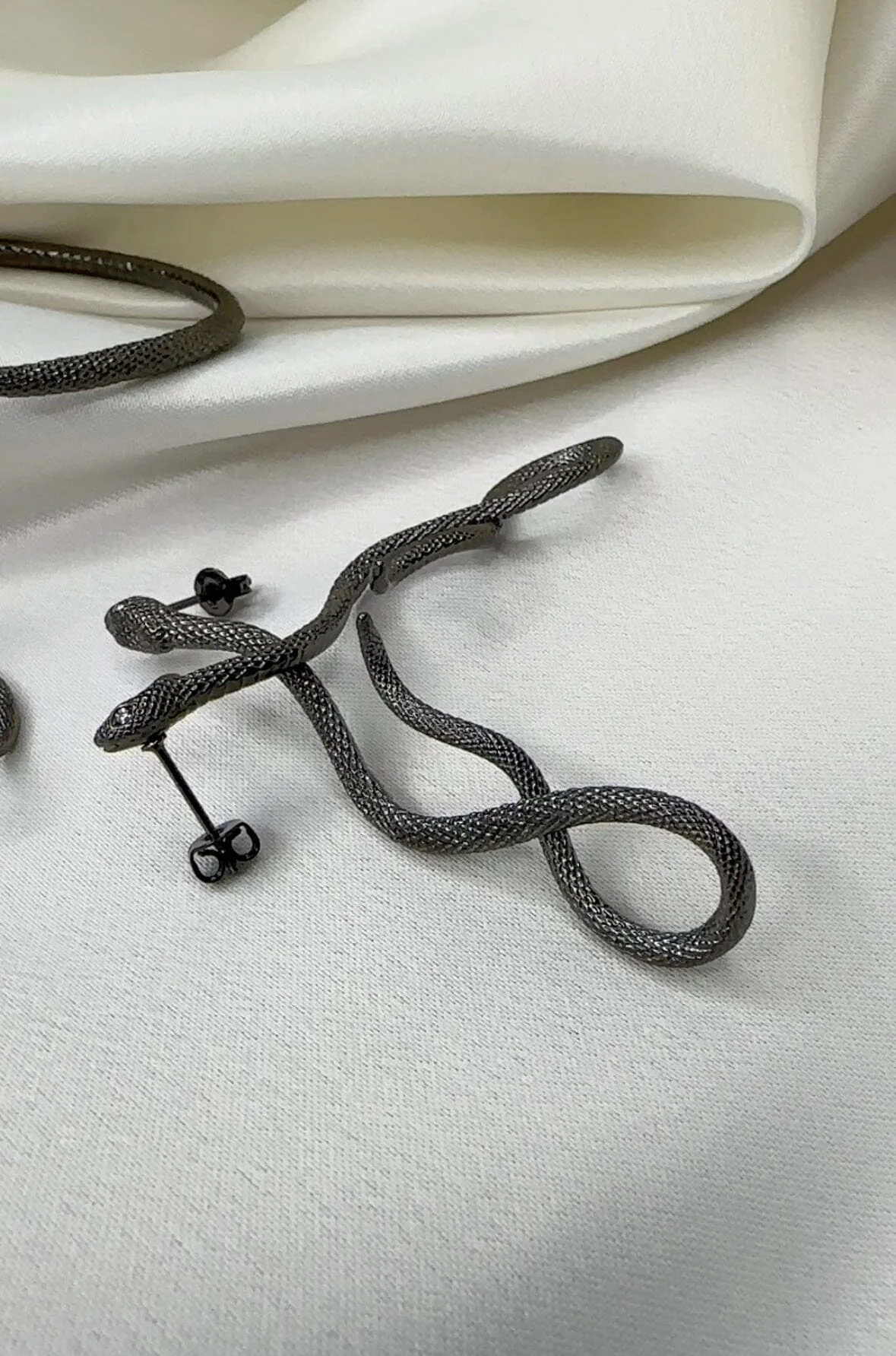 O element Poison Snake Earring black
