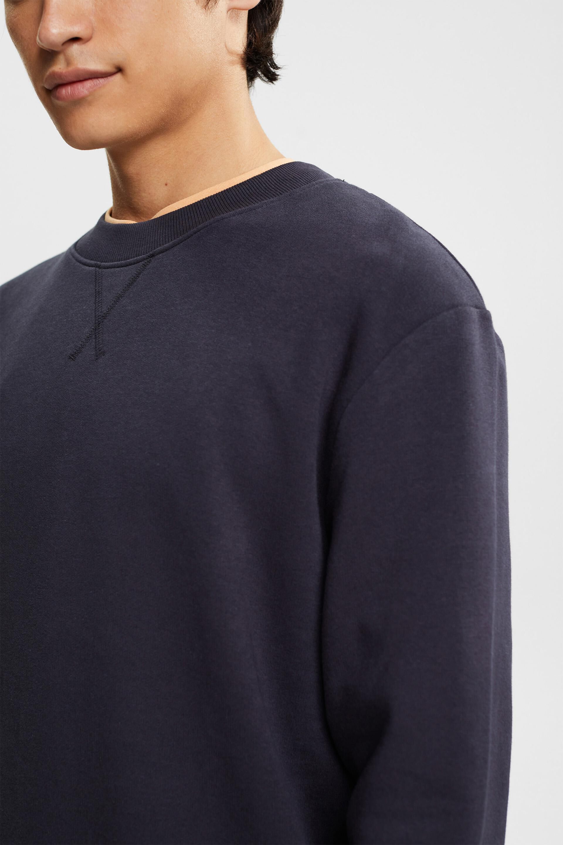 En matière recyclée le sweat-shirt unicolore