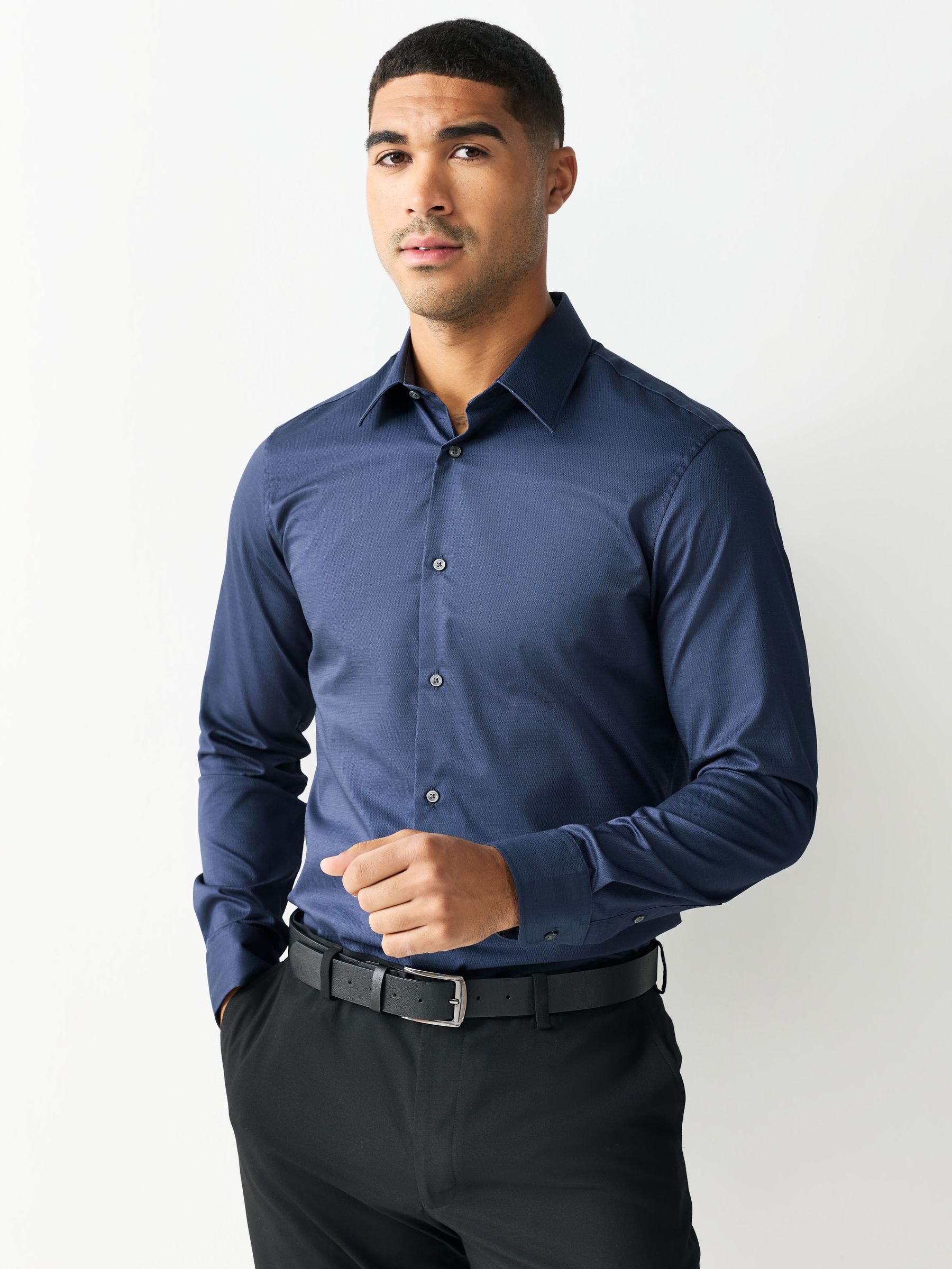 Marineblauw - Slim Fit - Onderhoudsvriendelijk, getextureerd, slim fit overhemd met enkele manchet