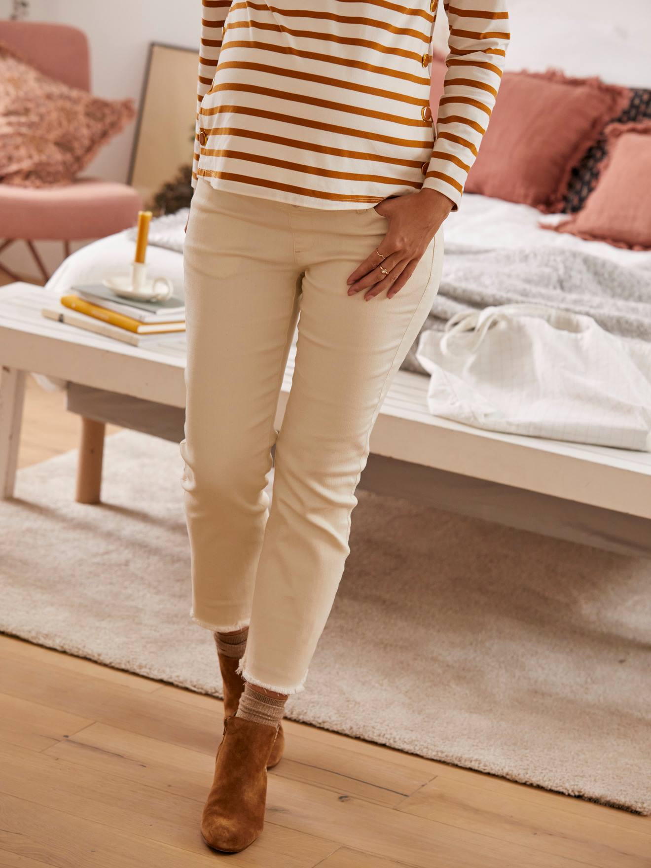 Calça jeans flare para gestante com 65 cm de entrepernas, bege claro liso