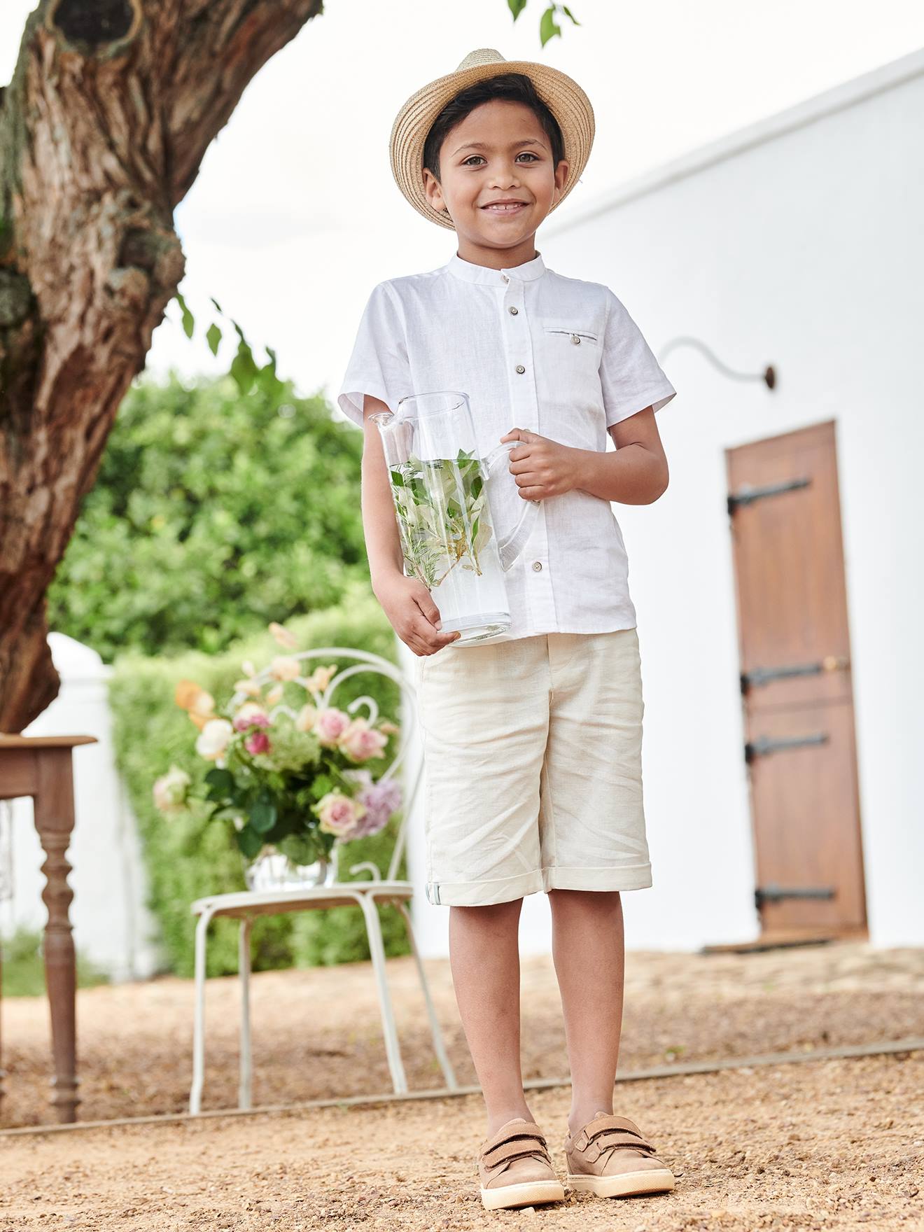 Camisa lisa branca de algodão/linho com gola mandarim e mangas curtas para meninos
