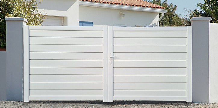 Portail battant premium Fidji PVC blanc persienné cadre aluminium intégré L 3M x H 1.55M