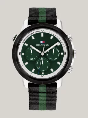 Relógio esportivo com mostrador verde, pulseira de tecido e aço inoxidável.