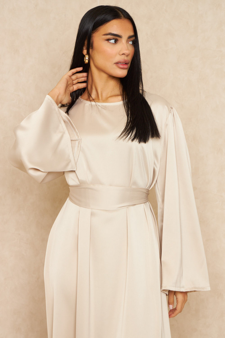 Robe ample ceinturée et satinée beige