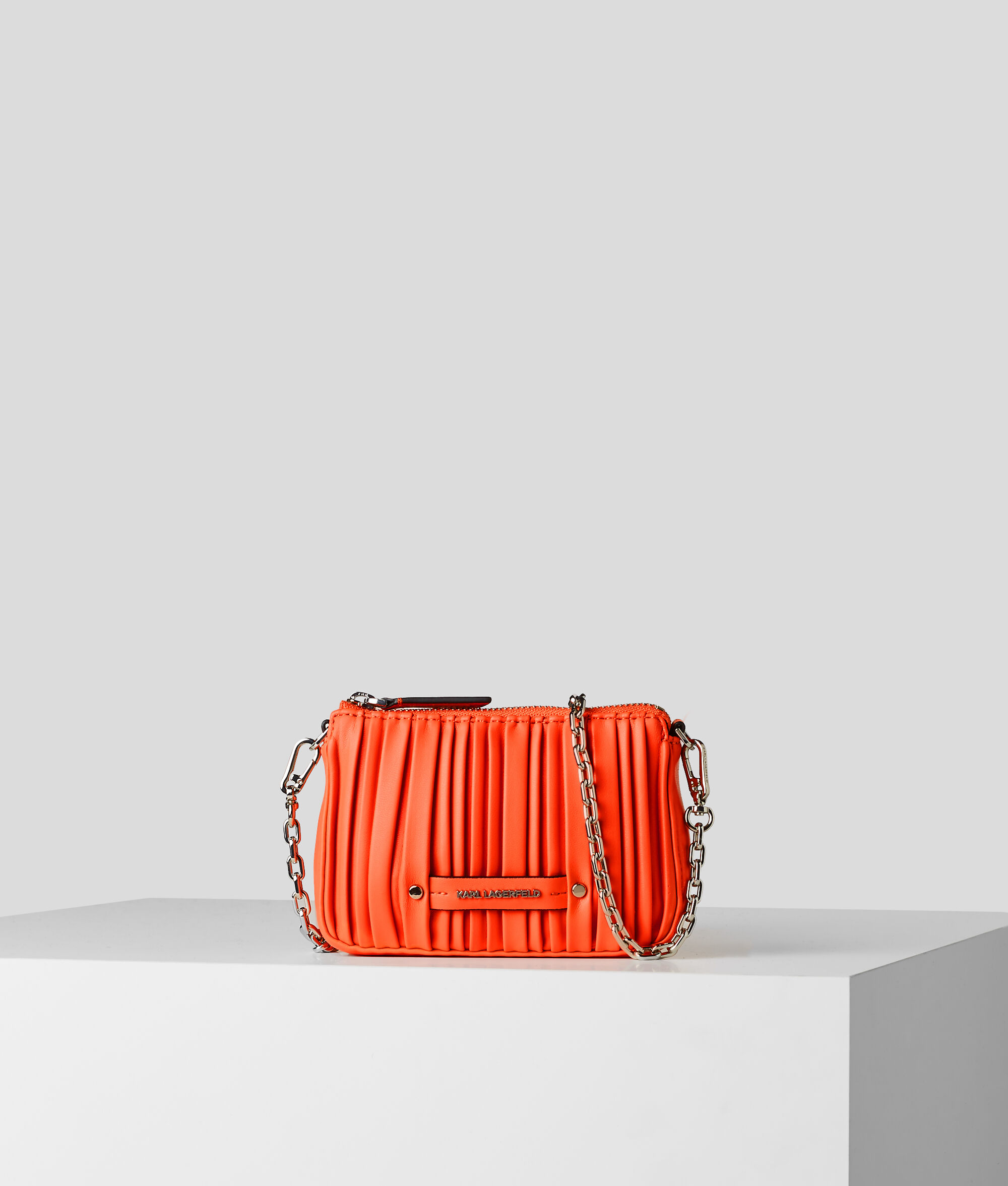 POCHETTE AVEC CHAÎNE K/KUSHION
