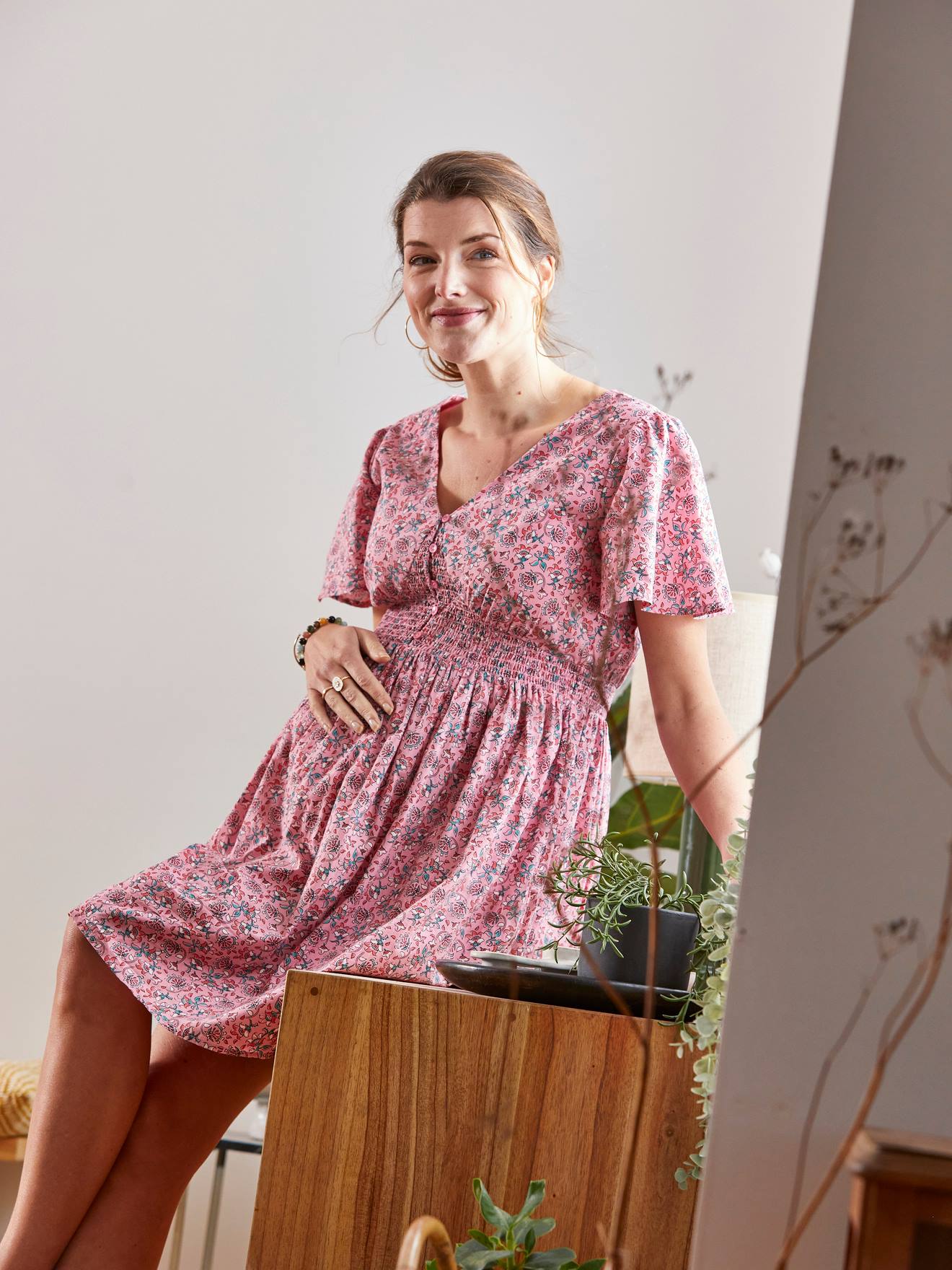 Vestido curto de crepe estampado, rosa claro, ideal para gestantes e lactantes.