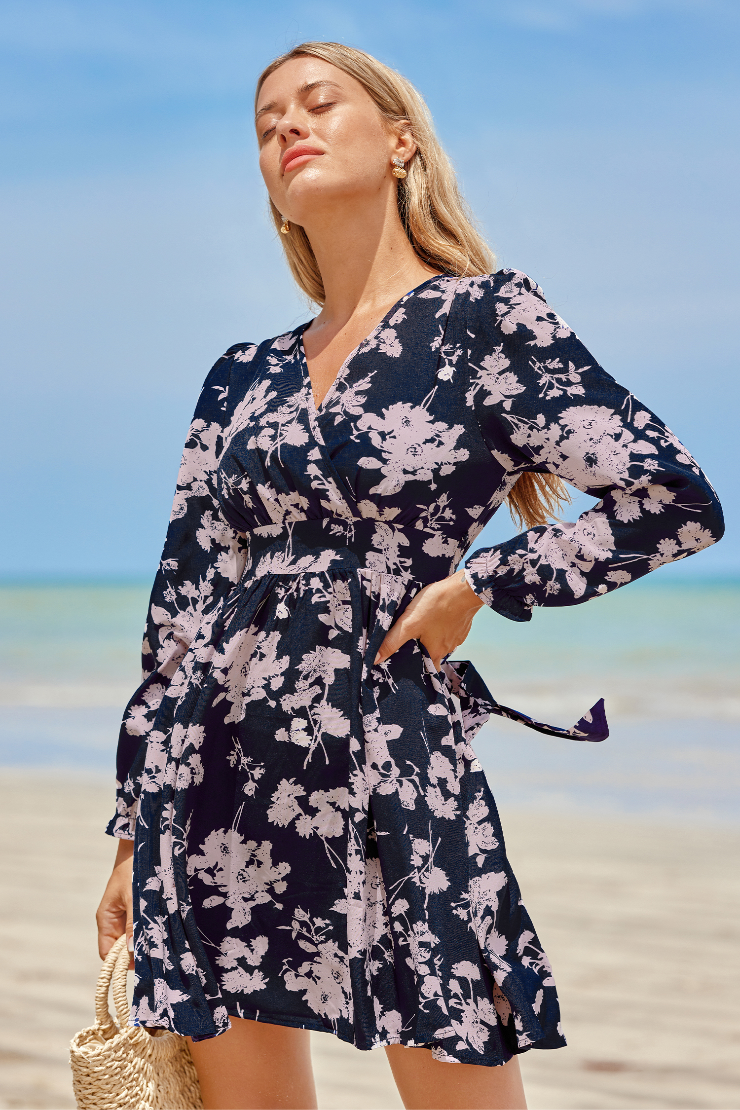 Robe mini avec col surplis bleu marine à fleurs roses