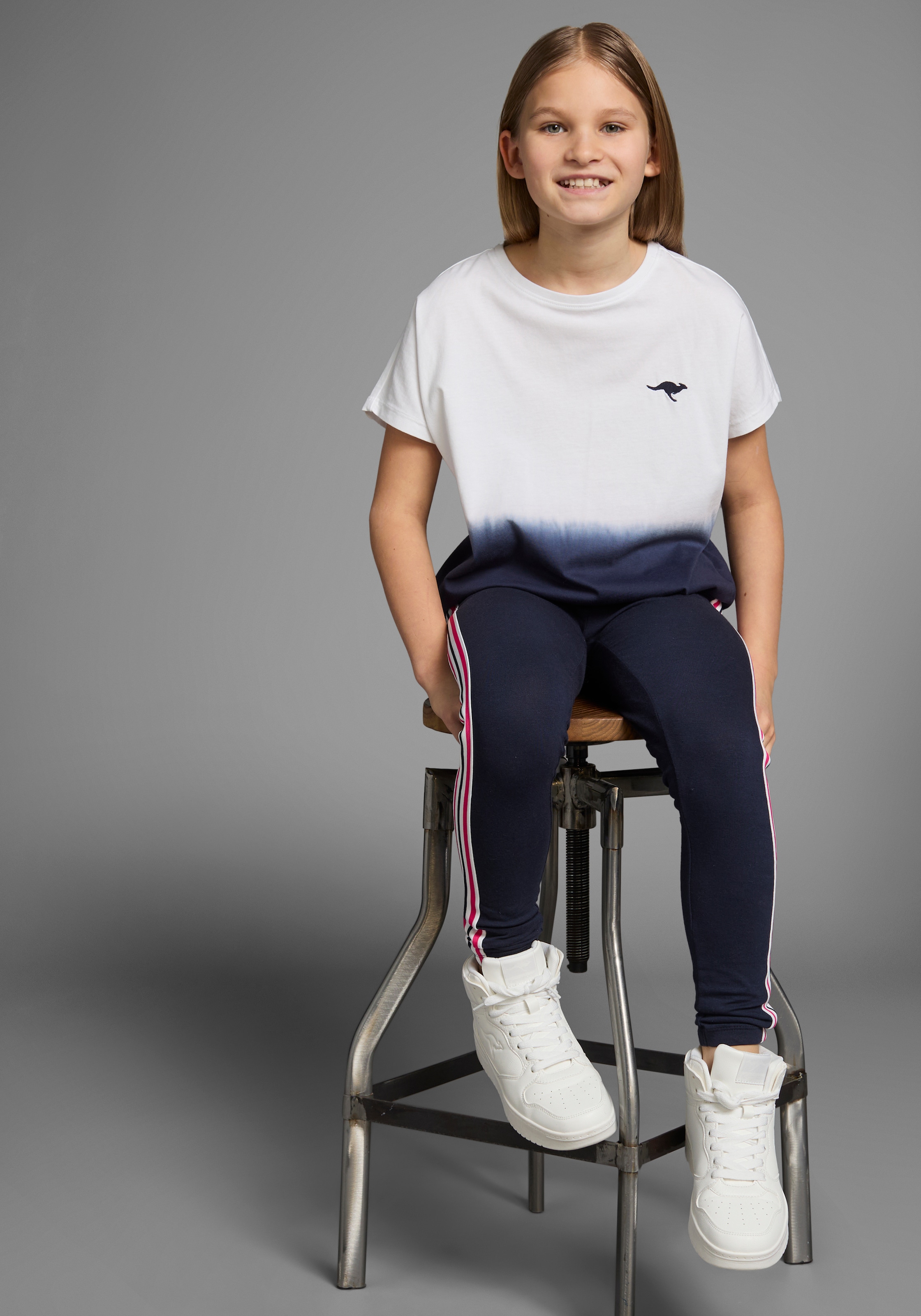 KangaROOS T-Shirt »mit Farbverlauf und Logodruck«, Kurzarm,  weite Fledermausärmel,  modisches Batikmuster