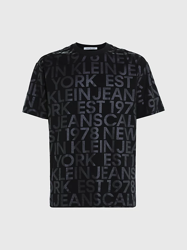 Camiseta com logo estampado por toda a peça