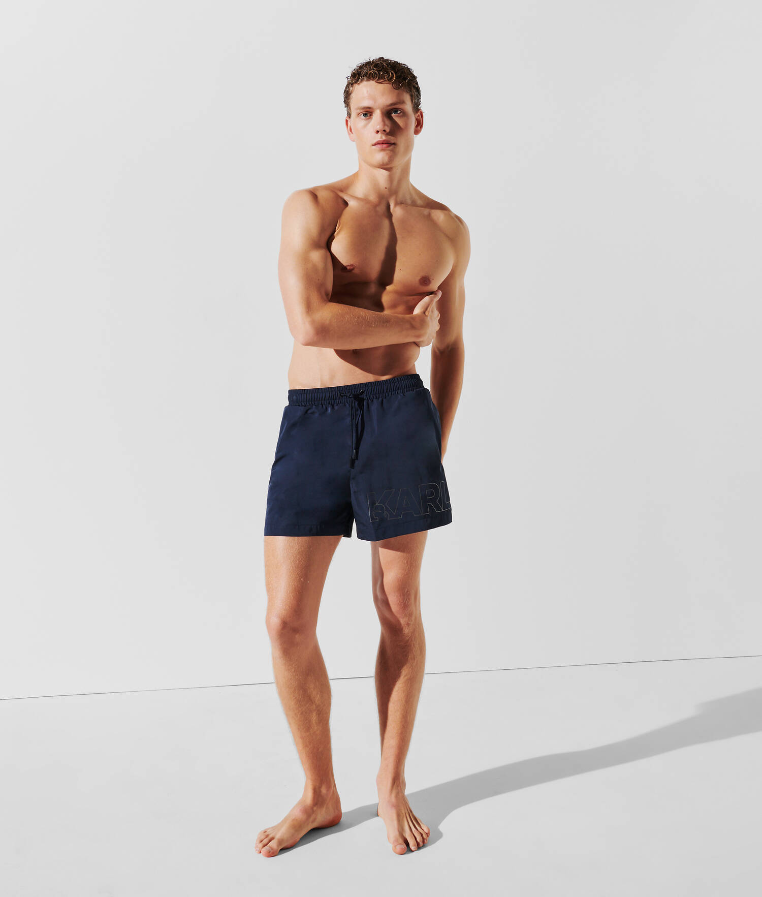 SHORT DE BAIN LONG À LOGO KARL MÉTALLISÉ