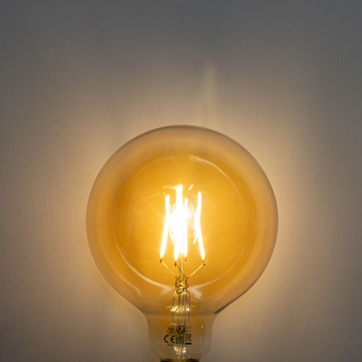 E27 3-staps dimbaar LED goud G125 4W 450 lm 2700K