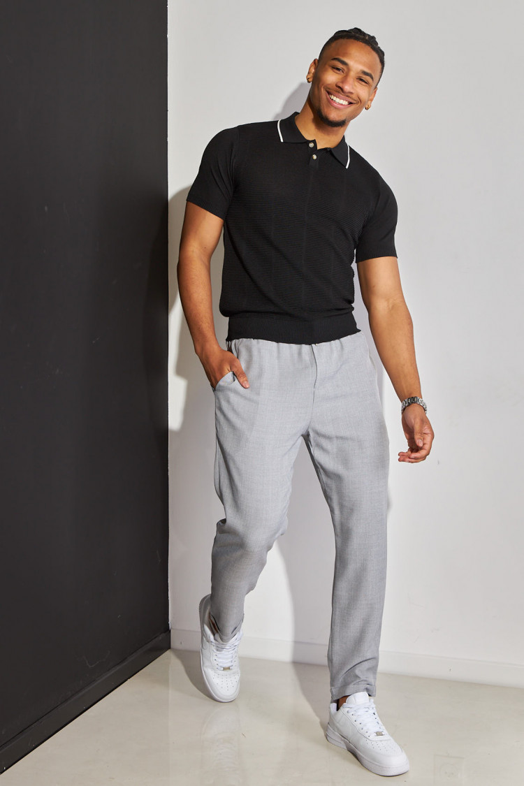Polo noir plissé avec détail blanc