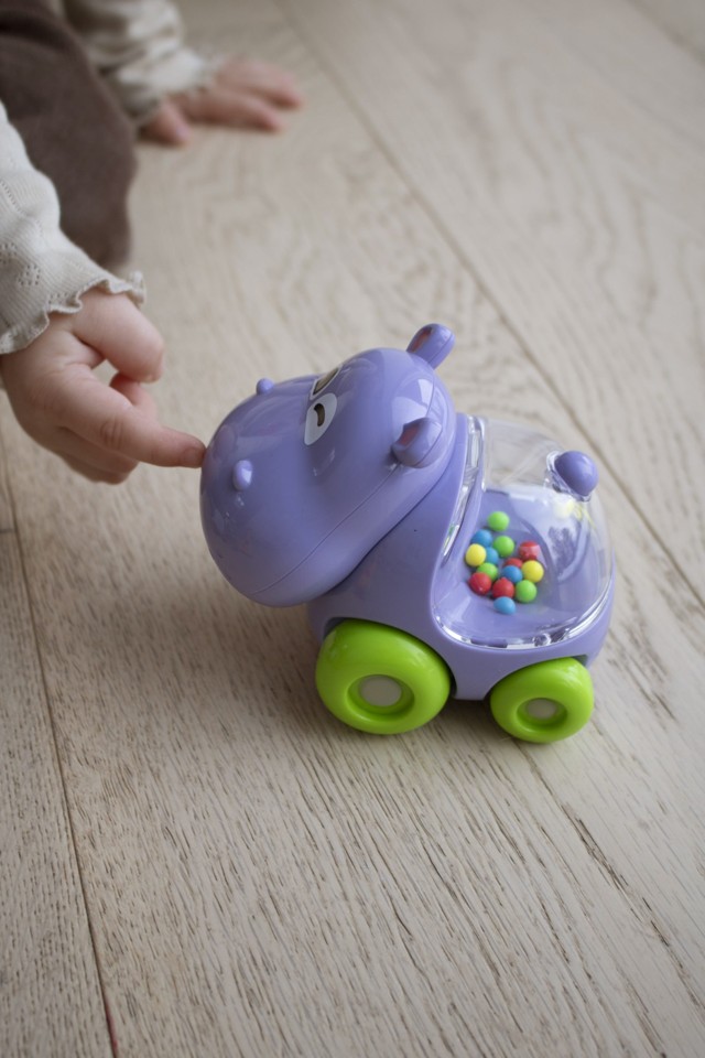Scandinavian Baby Products - Baby legetøjsbil - flodhest med konfetti