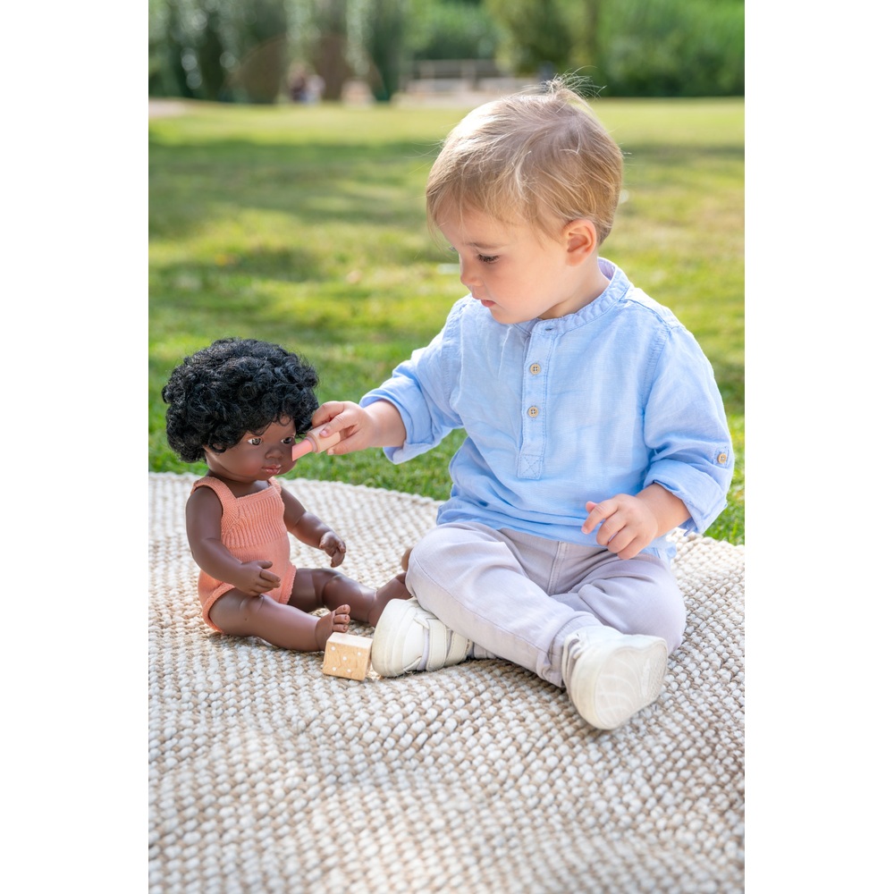 Miniland Lernpuppe Mädchen, Pfirsichfarbenes Outfit, 38 cm